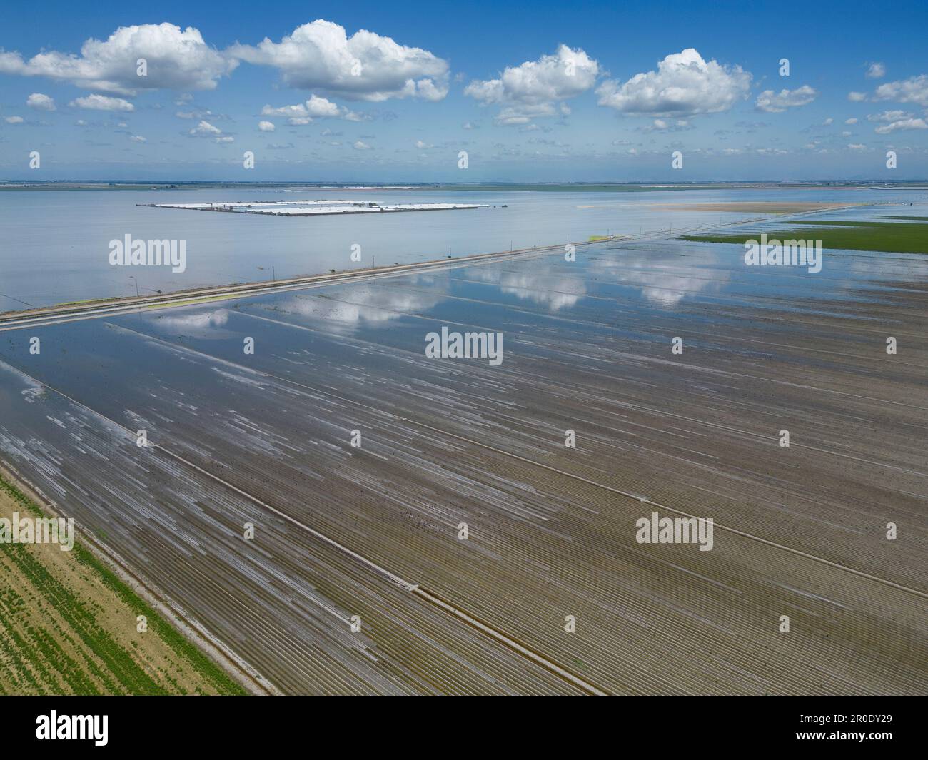 L'eau montante envahit une ferme dans la vallée de San Joaquin par le lac Tulare Banque D'Images