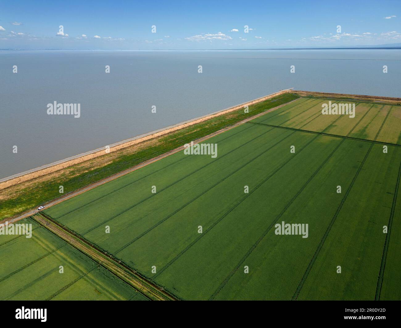 Vue aérienne d'une ferme protégée par un lévee contre le vaste lac inondé Tulare, Californie Banque D'Images