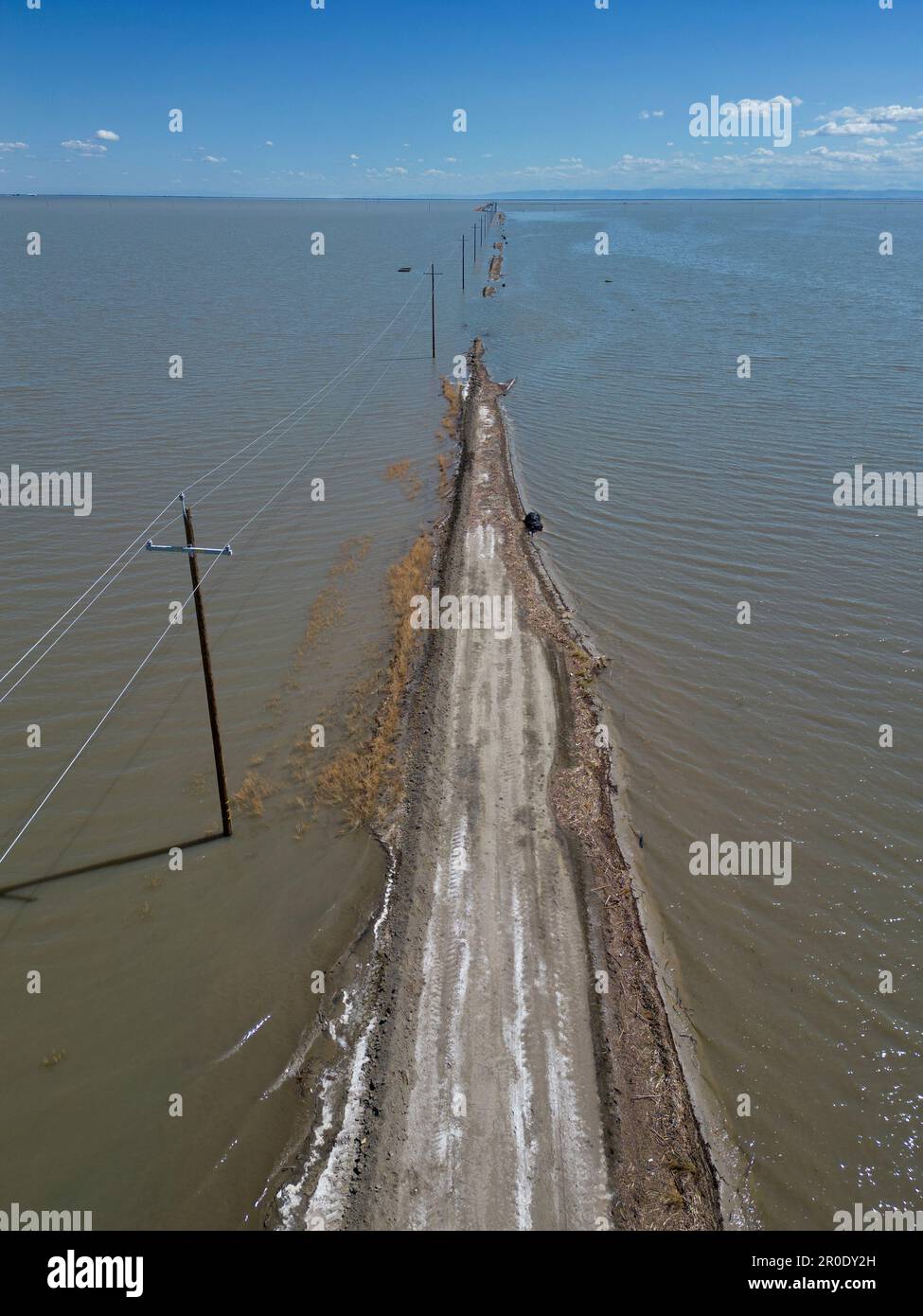 La route disparaît sous les eaux inondables du lac Tulare au printemps 2023 Banque D'Images
