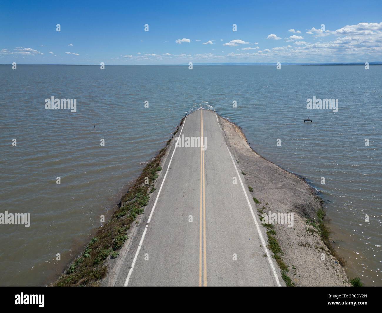 La fin de la route dans la vallée centrale de Californie est inondée par le lac Tulare Banque D'Images
