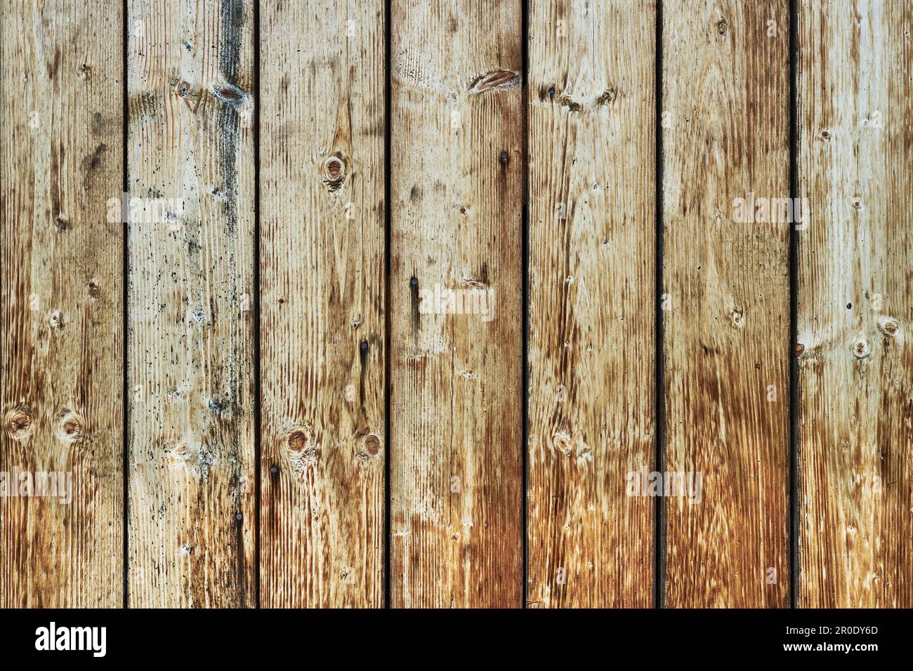 Ancien arrière-plan rustique en bois brut. Mur de la vieille maison. Toile de fond vintage. Planches de bois. Arrière-plan en bois. Ancienne surface Banque D'Images