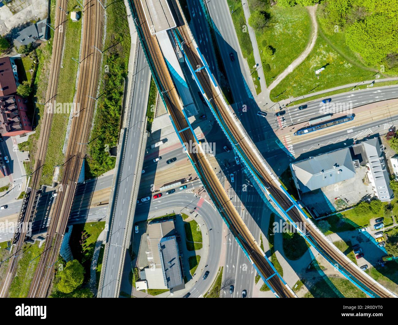 Jonction multiniveau de routes, rues, tramway et chemins de fer dans diverses directions avec la gare de Cracovie Podgorze sur un nouveau viaduc. Vue aérienne Banque D'Images