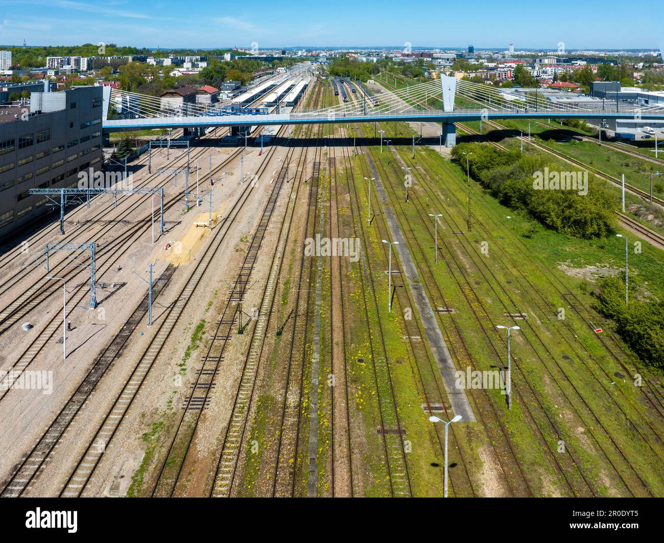 Krakow Plaszow grande gare en Pologne. Pont suspendu par câble pour tramways, bicyclettes et piétons. Nombreuses chenilles et spu neuves et anciennes Banque D'Images