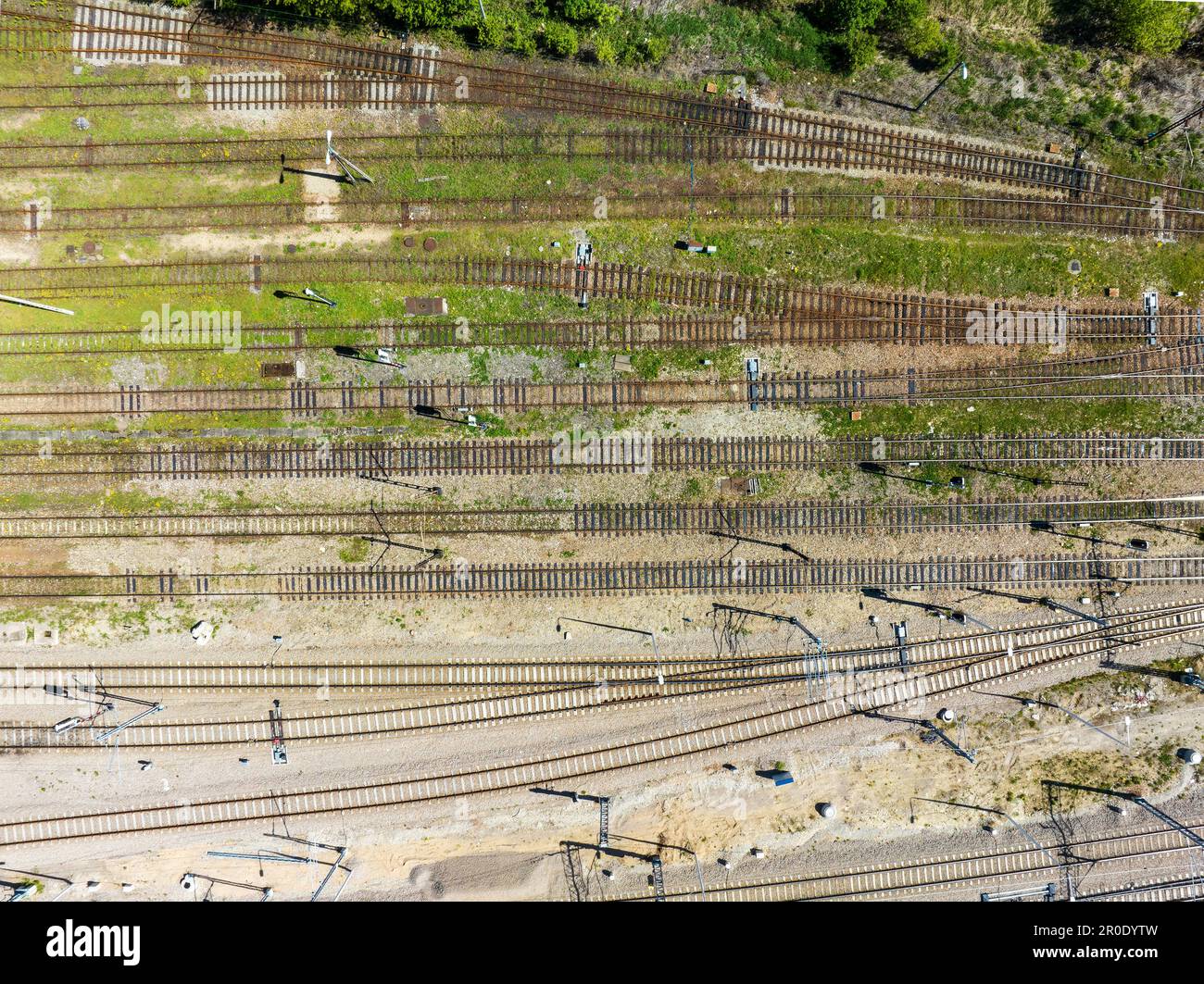 Voies ferrées anciennes et nouvelles, actives et détruites. Certains sur le gravier avec des traverses de chemin de fer en béton, certains rouillés sur du bois ou des traverses manquantes. Trac. Électrique Banque D'Images