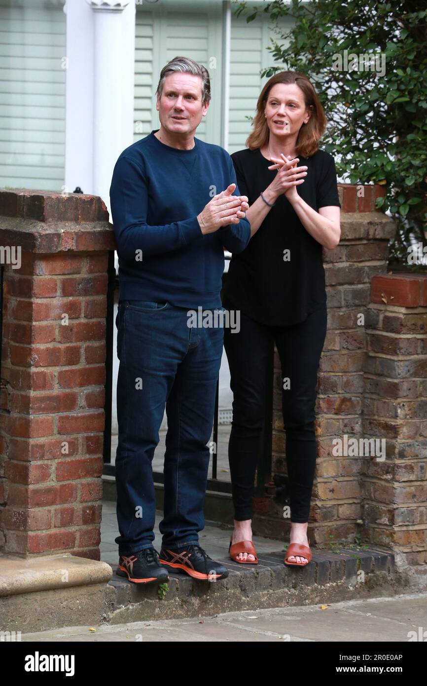 Sir Keir Starmer et Victoria Starmer applaudissent pour les travailleurs clés à l'extérieur de leur domicile, dans le nord de Londres. Banque D'Images