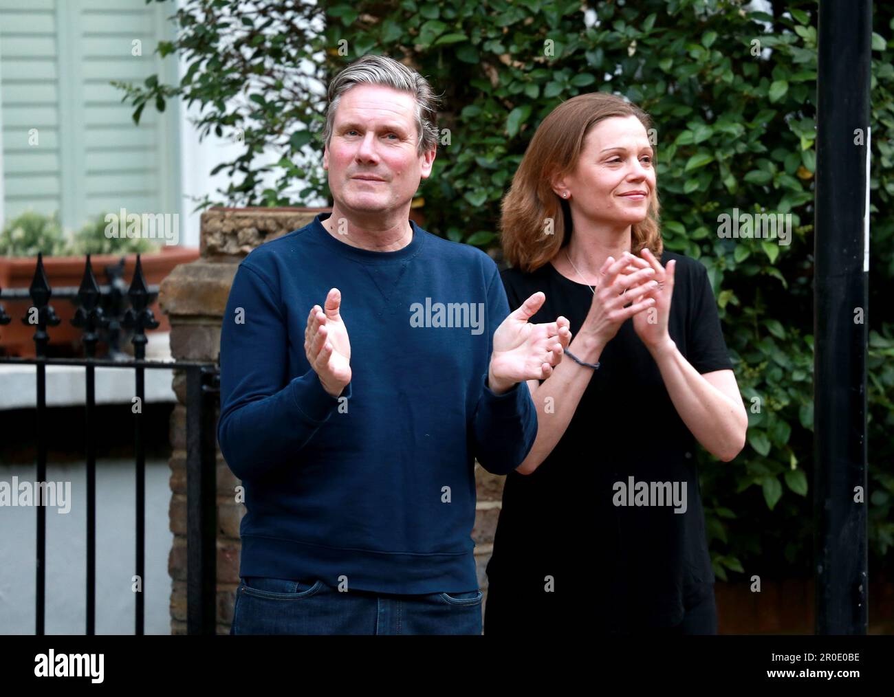 Sir Keir Starmer et Victoria Starmer applaudissent pour les travailleurs clés à l'extérieur de leur domicile, dans le nord de Londres. Banque D'Images