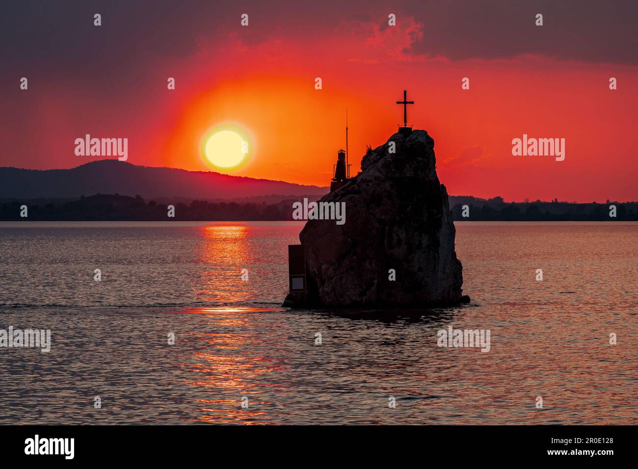 Le rocher de Baba Caia pendant un coucher de soleil sur le Danube avec un ciel enflammé. Photo prise le 30th avril 2023, dans le village de Coronini, comté de Caras-Severin Banque D'Images
