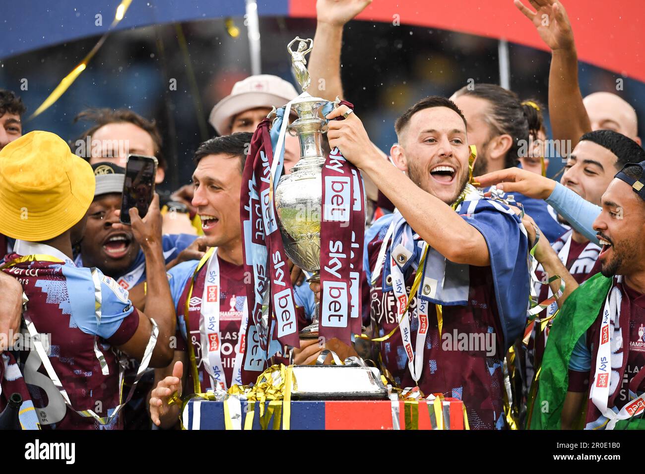 Burnley, Royaume-Uni. 8th mai 2023. Burnley lève le trophée du championnat FEL de pari du ciel pendant le match du championnat de pari du ciel à Turf Moor, Burnley. Crédit photo à lire: Gary Oakley/Sportimage crédit: Sportimage Ltd/Alay Live News Banque D'Images