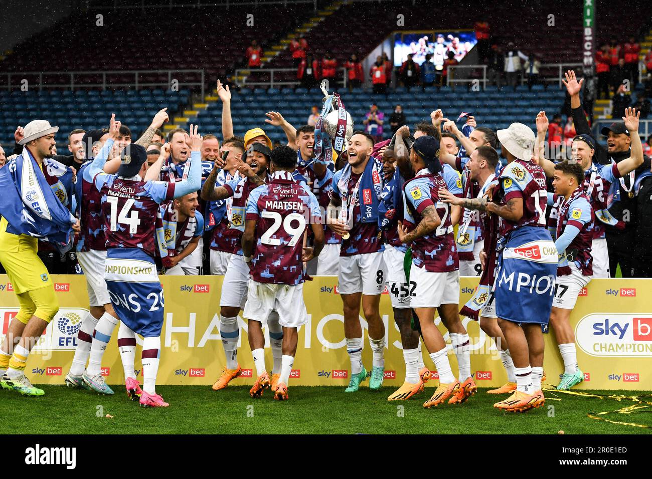 Burnley, Royaume-Uni. 8th mai 2023. Burnley lève le trophée du championnat FEL de pari du ciel pendant le match du championnat de pari du ciel à Turf Moor, Burnley. Crédit photo à lire: Gary Oakley/Sportimage crédit: Sportimage Ltd/Alay Live News Banque D'Images