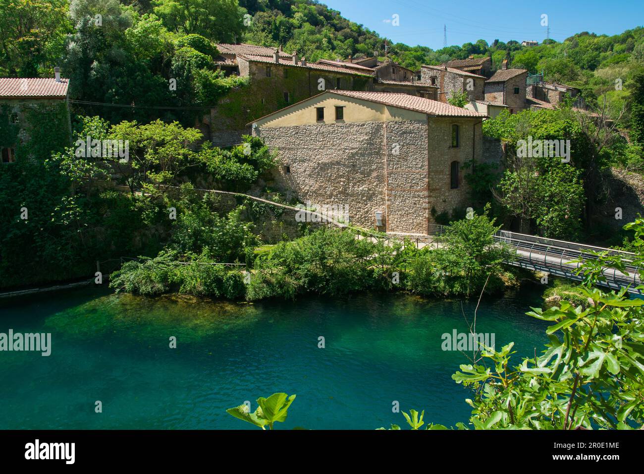 Vue sur la petite ville de Stifone sur le fleuve Nera en Ombrie, Italie Banque D'Images