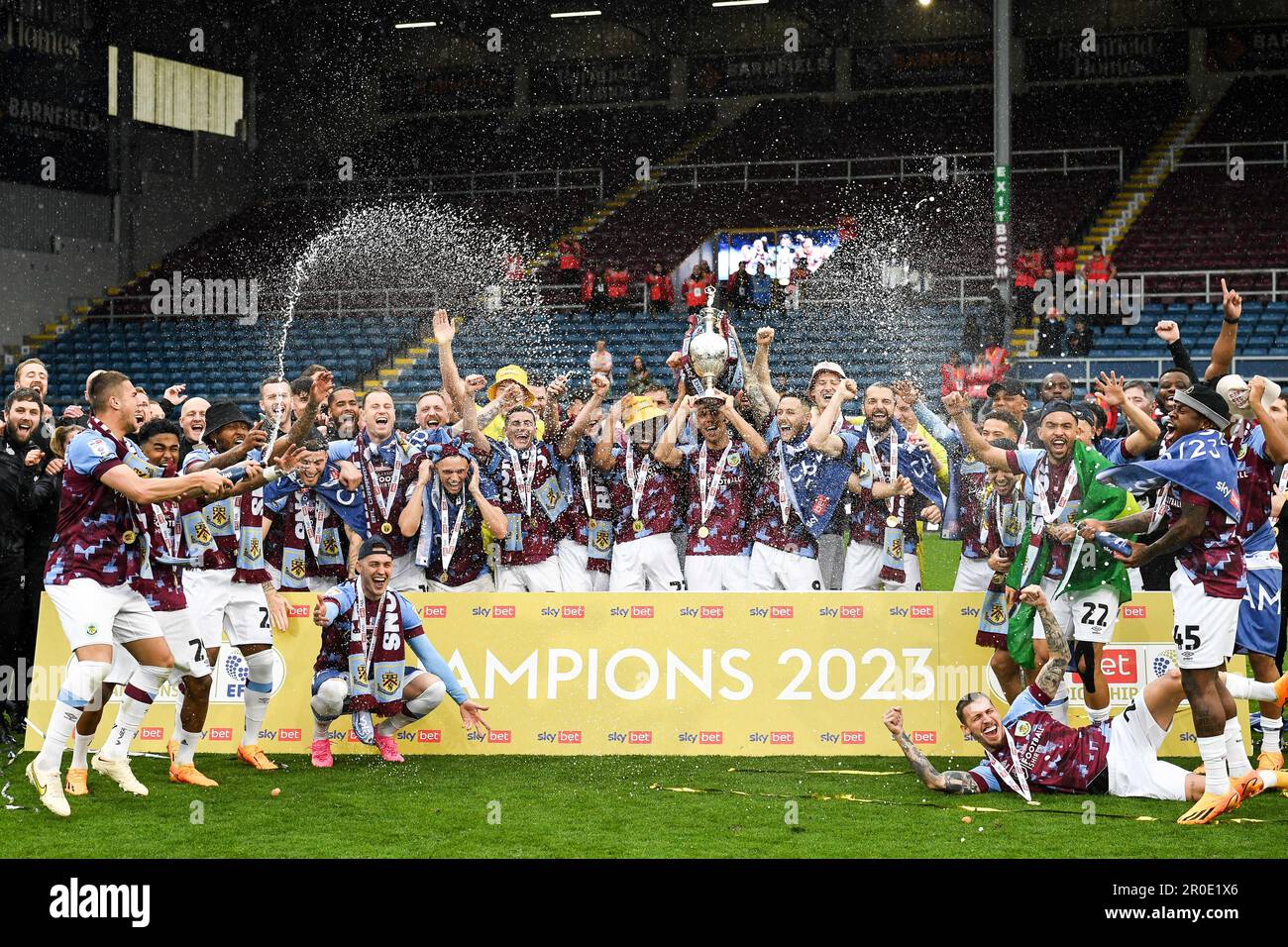 Burnley, Royaume-Uni. 8th mai 2023. Burnley lève le trophée du championnat FEL de pari du ciel pendant le match du championnat de pari du ciel à Turf Moor, Burnley. Crédit photo à lire: Gary Oakley/Sportimage crédit: Sportimage Ltd/Alay Live News Banque D'Images