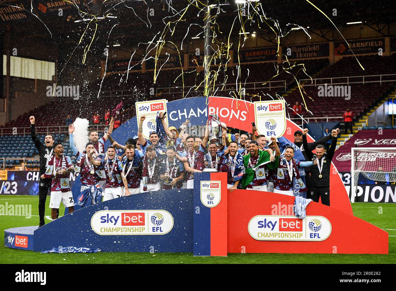 Burnley, Royaume-Uni. 8th mai 2023. Burnley lève le trophée du championnat FEL de pari du ciel pendant le match du championnat de pari du ciel à Turf Moor, Burnley. Crédit photo à lire: Gary Oakley/Sportimage crédit: Sportimage Ltd/Alay Live News Banque D'Images