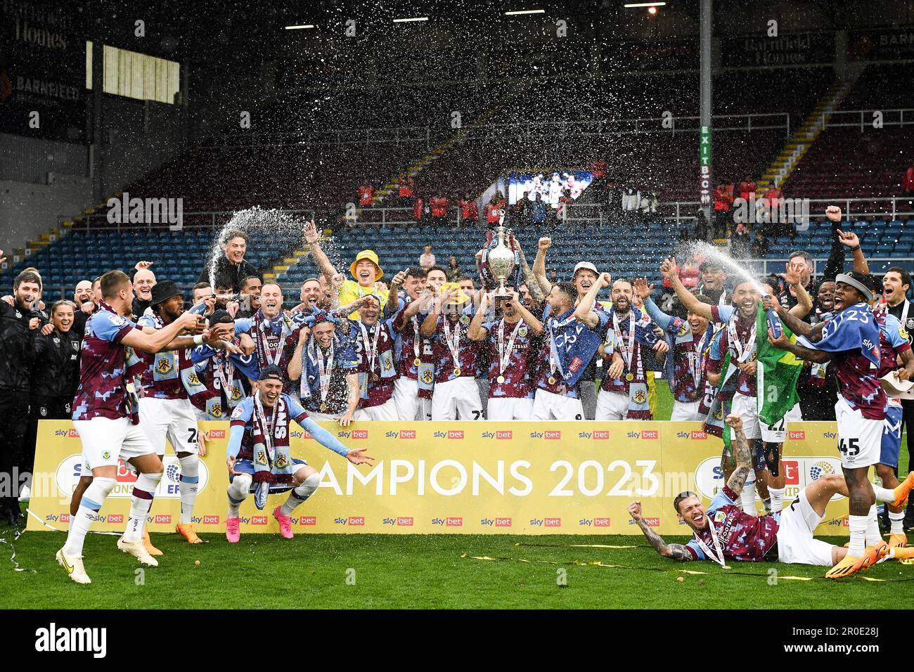 Burnley, Royaume-Uni. 8th mai 2023. Burnley lève le trophée du championnat FEL de pari du ciel pendant le match du championnat de pari du ciel à Turf Moor, Burnley. Crédit photo à lire: Gary Oakley/Sportimage crédit: Sportimage Ltd/Alay Live News Banque D'Images