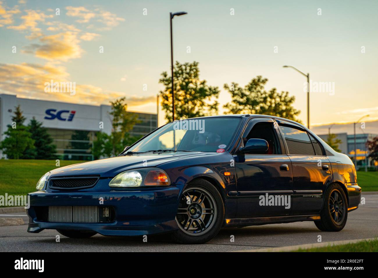 Image d'une Honda Civic avec une mise à niveau moderne, avec un extérieur noir élégant, des vitres teintées et des roues en alliage élégantes Banque D'Images