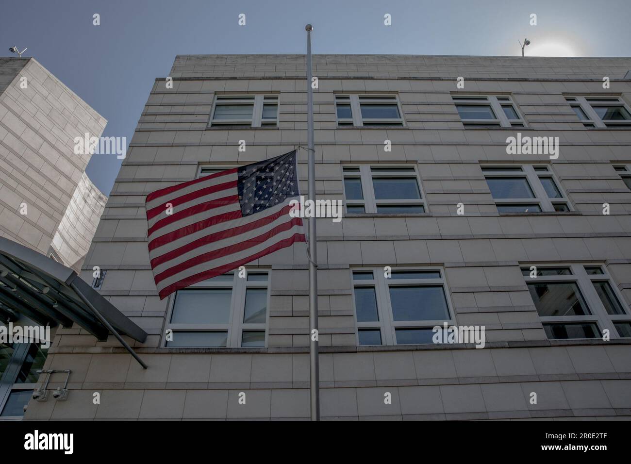 Berlin, Allemagne. 08th mai 2023. Le drapeau américain de l'ambassade américaine à Berlin vole à la moitié du personnel pour pleurer le tragique tir au Texas, où un tireur solitaire a tué huit personnes et en a blessé sept autres dans un centre commercial. (Photo de Michael Kuenne/PRESSCOV/Sipa USA) crédit: SIPA USA/Alay Live News Banque D'Images