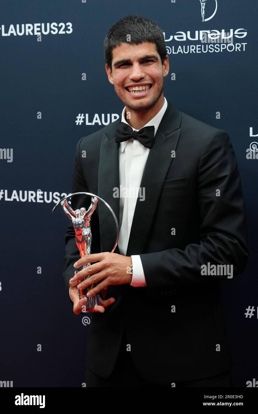 Tennis player Carlos Alcaraz from Spain poses after he was presented the award for breakthrough of the year at the Laureus Sports Awards ceremony in Paris, Monday, May 8, 2023. (AP Photo/Lewis Joly) Banque D'Images