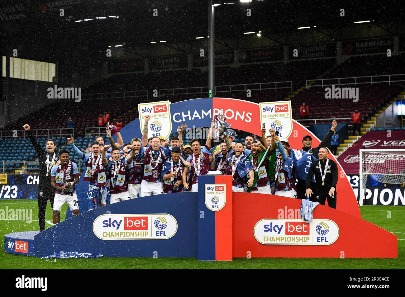 Burnley, Royaume-Uni. 8th mai 2023. Burnley lève le trophée du championnat FEL de pari du ciel pendant le match du championnat de pari du ciel à Turf Moor, Burnley. Crédit photo à lire: Gary Oakley/Sportimage crédit: Sportimage Ltd/Alay Live News Banque D'Images