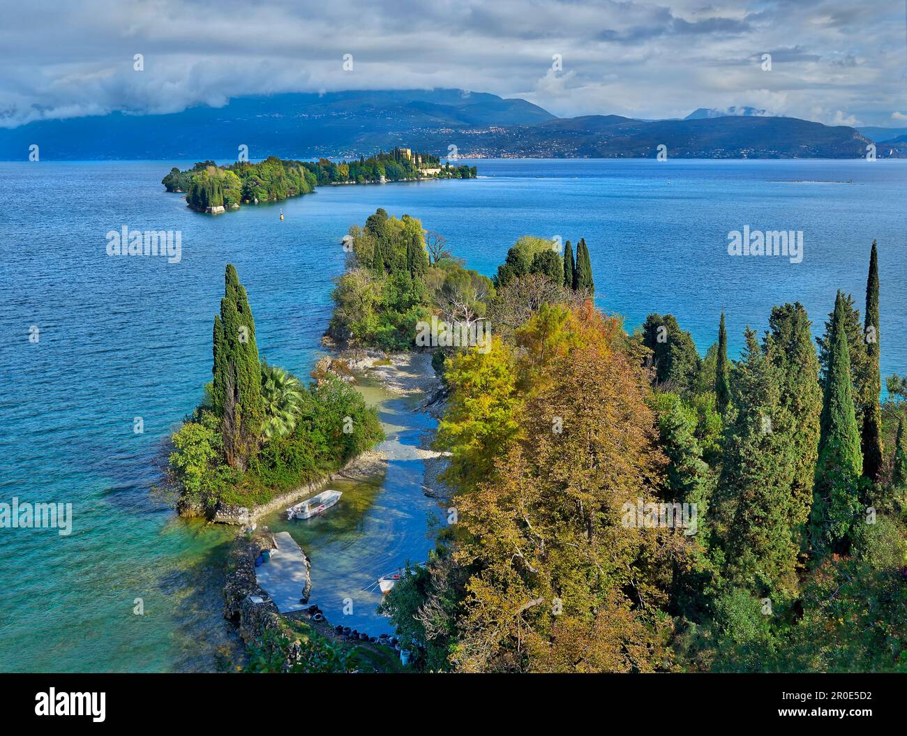 San Felice del Benaco, avec Isola del Garda en arrière-plan, Lac de Garde, Italie Banque D'Images