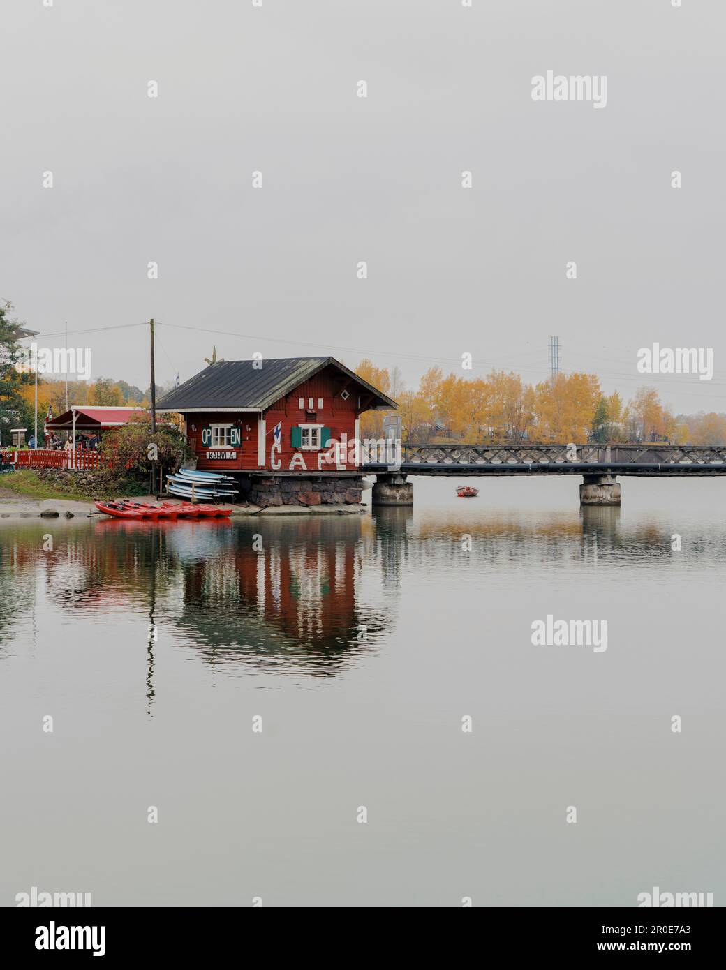 Cafe Regatta, un café en plein air au bord de la mer dans le quartier de Tööölö, Helsinki, Finlande Banque D'Images Cafe Regatta, un café en plein air au bord de la mer dans le quartier de Tööölö, Helsinki, Finlande Banque D'Images