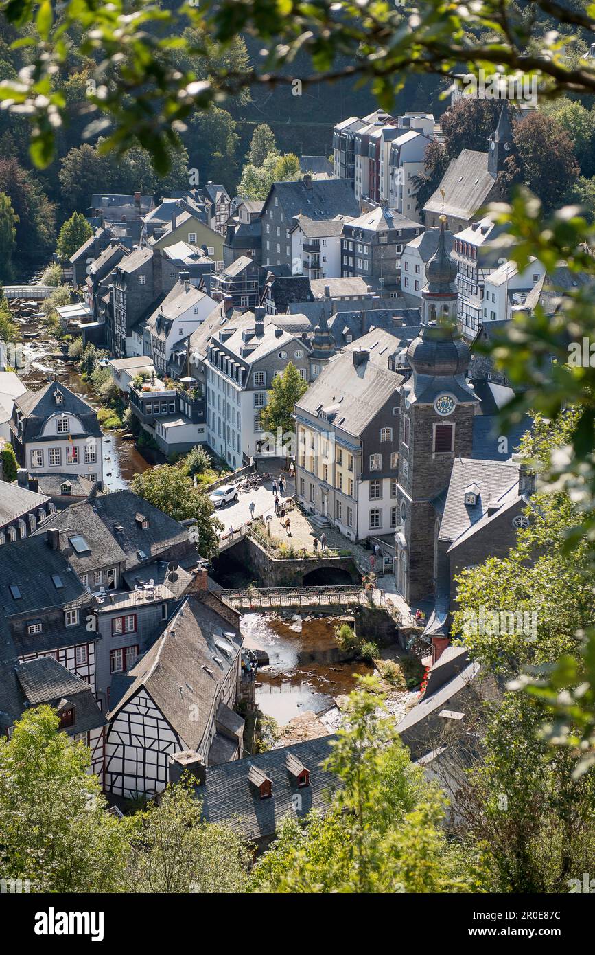 Monschau, vue depuis le chemin panoramique vers le Rur et les toits de Monschau, Rhénanie-du-Nord-Westphalie, Allemagne Banque D'Images Monschau, vue depuis le chemin panoramique vers le Rur et les toits de Monschau, Rhénanie-du-Nord-Westphalie, Allemagne Banque D'Images