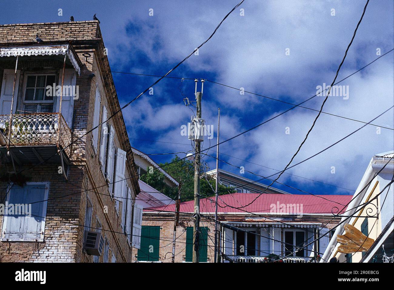 Maisons et lignes électriques, Charlotte Amalie, St.Thomas, Jamaïque, Caraïbes, Amérique Banque D'Images