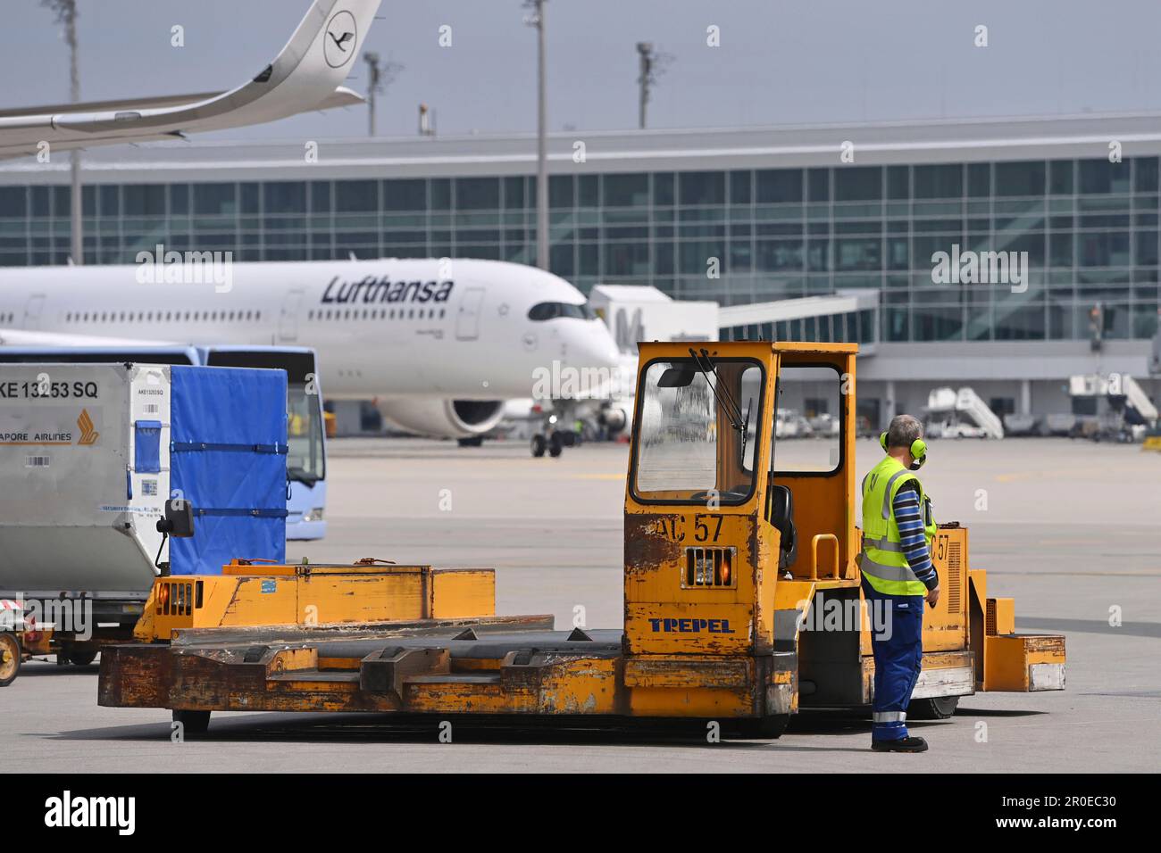 Impressions de l'aéroport Franz Josef Strauss de Munich sur 8 mai 2023. Manutention, chargement d'un Airbus A350 de Singapore Airlines, fret aérien, fret, chargement, déchargement, déchargement. opérateur de terrain, personnel de fret, voiture de transport. ? Banque D'Images