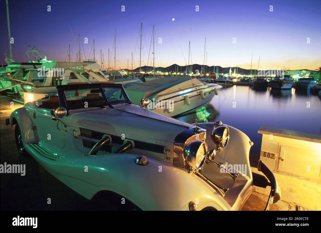 Excalibur Cabrio und Yachten, Marina Botafoch, Ibiza Stadt Ibiza, Balearia, Espagne Banque D'Images