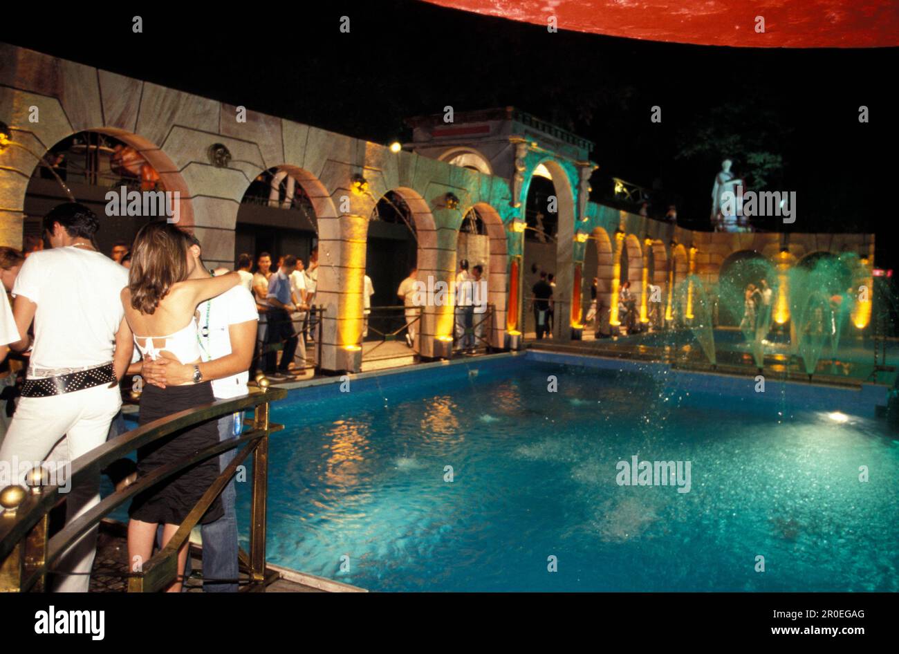 Personnes à la piscine de la discothèque Baia Imperiale la nuit, Cattolica,  province de Rimini, Italie, Europe Photo Stock - Alamy