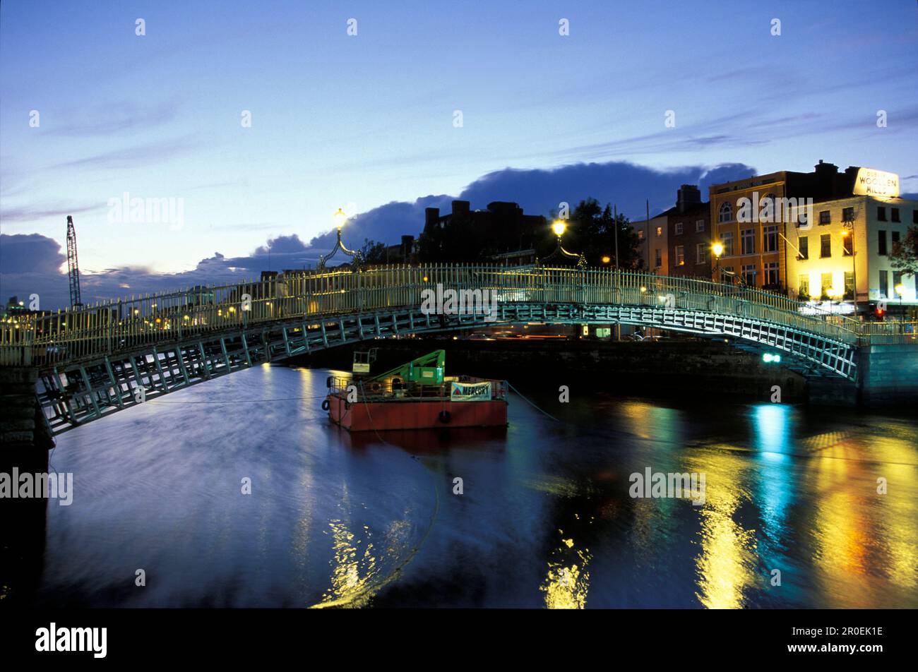 Pont dans la lumière du soir, Half Penny Bridge, Dublin, Irlande Banque D'Images