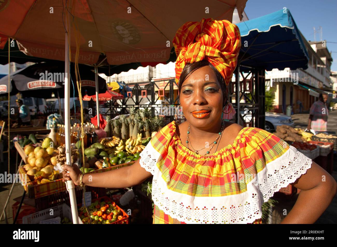Femme portant un chapeau traditionnel, vendeur de fruits sur le marché, Pointe-a-Pitre, Grande Terre, Guadeloupe, Mer des Caraïbes, Amérique Banque D'Images