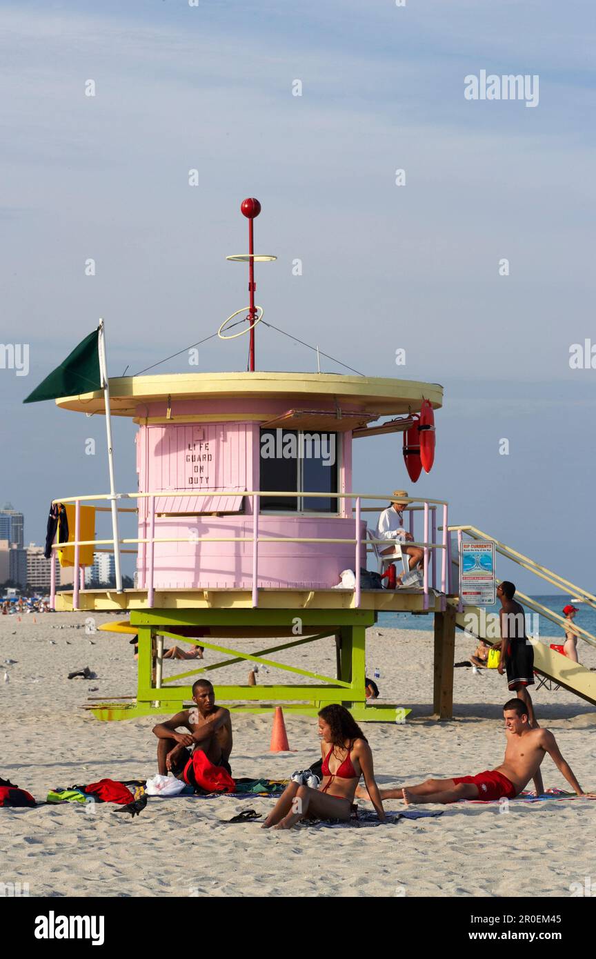 Tour des sauveteurs et les gens sur la plage, South Beach, Miami, Floride, États-Unis, Amérique Banque D'Images