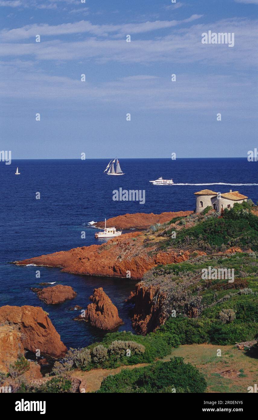 Côte et manoir au bord de l'eau, Corniche de l'Esterel, Côte d'Azur, Provence France, Europe Banque D'Images