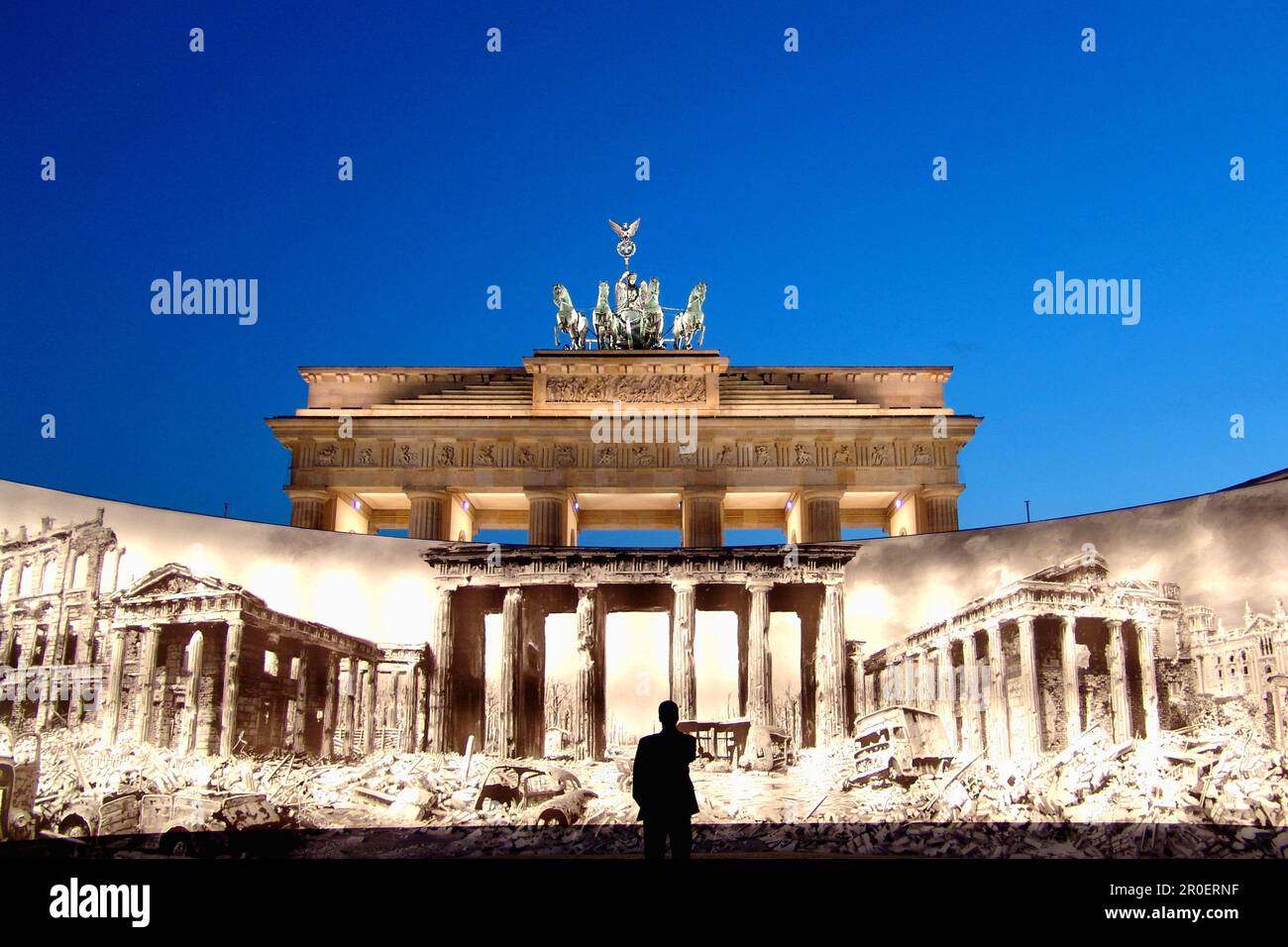 Rappelant la fin de la guerre mondiale 2, exposition devant la porte de Brandebourg, Berlin, Allemagne Banque D'Images