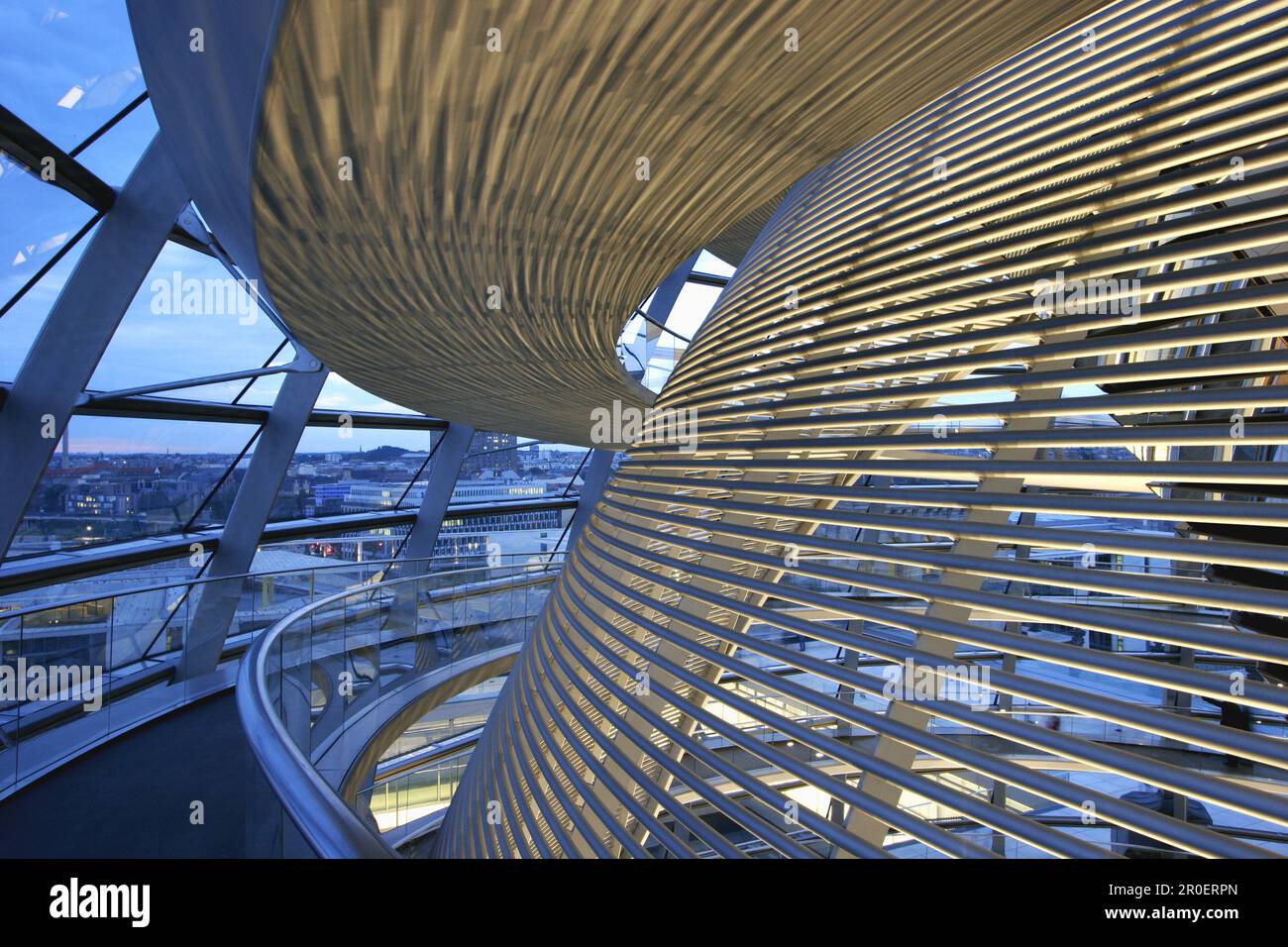 Chemin en spirale à l'intérieur du dôme, bâtiment Reichstag, Berlin, Allemagne Banque D'Images