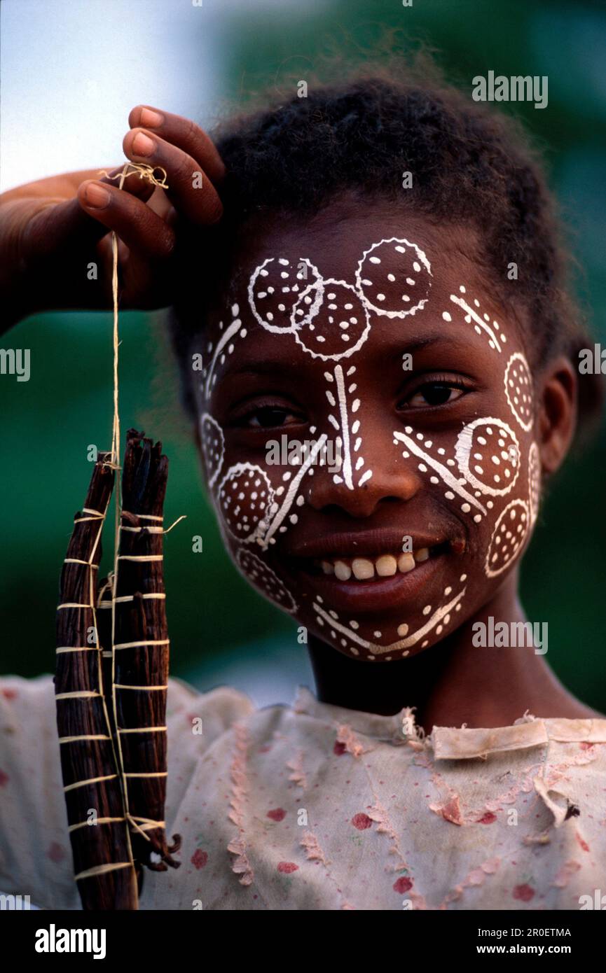 Maedchen verkauft Vanille, Nosy Bé Madagaskar Banque D'Images