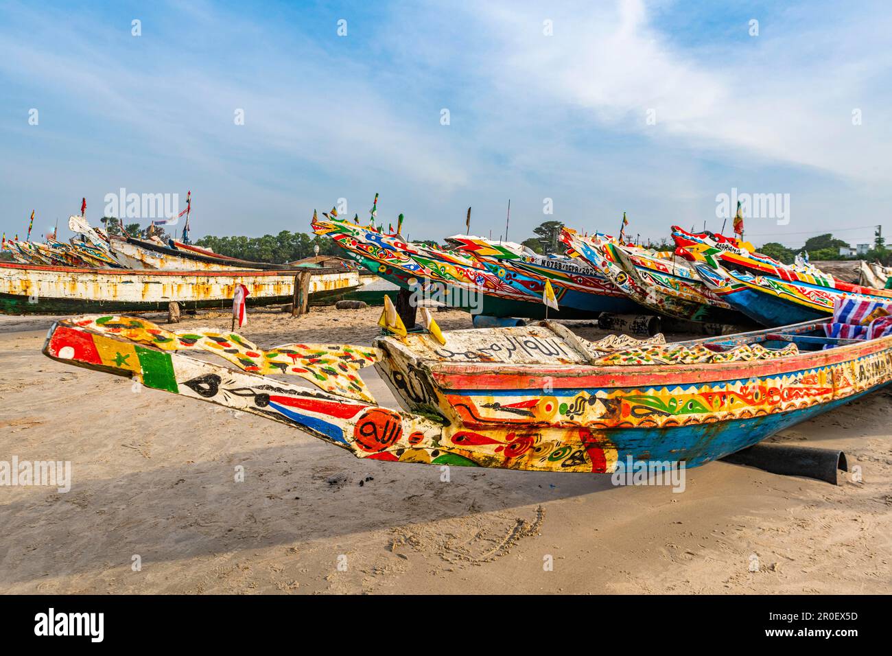 Bateaux de pêche colorés, Cap Skirring, Casamance, Sénégal Banque D'Images