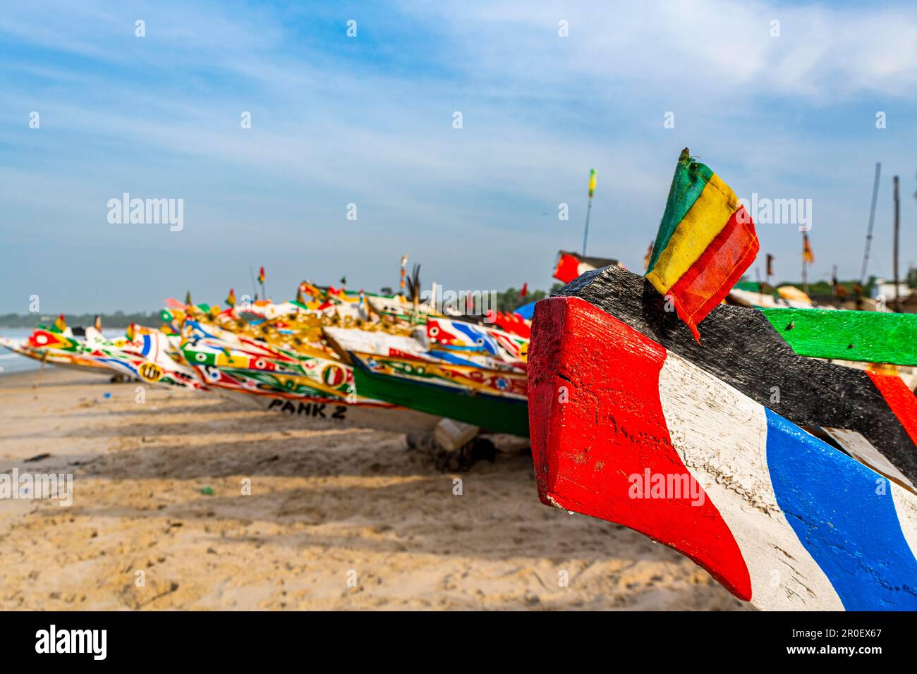 Bateaux de pêche colorés, Cap Skirring, Casamance, Sénégal Banque D'Images