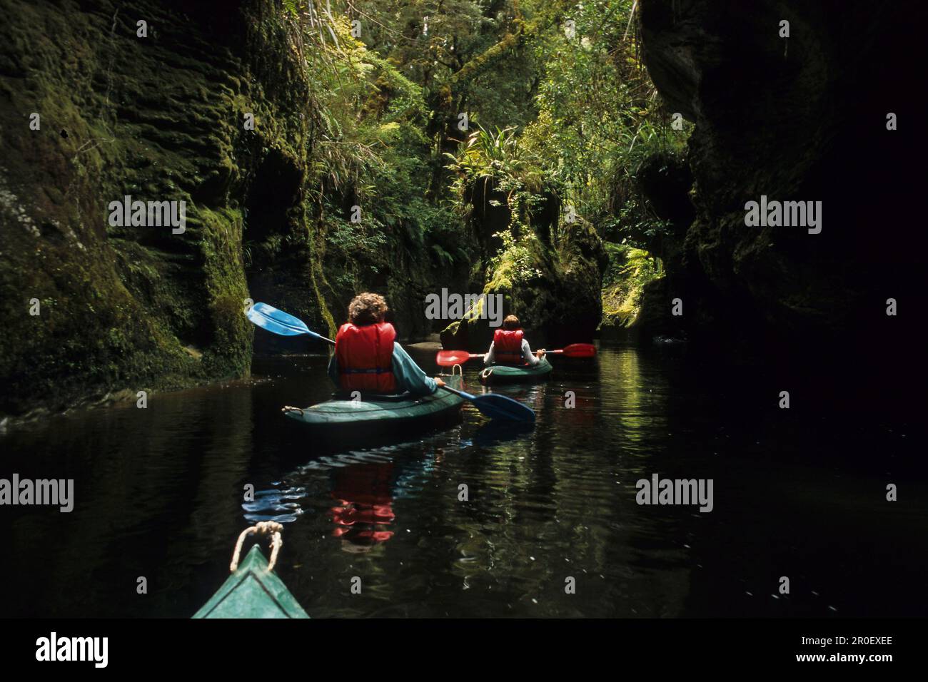 Personnes kayak dans Opara Basin, Box Canyon, West Coast, South Island, Nouvelle-Zélande, Océanie Banque D'Images