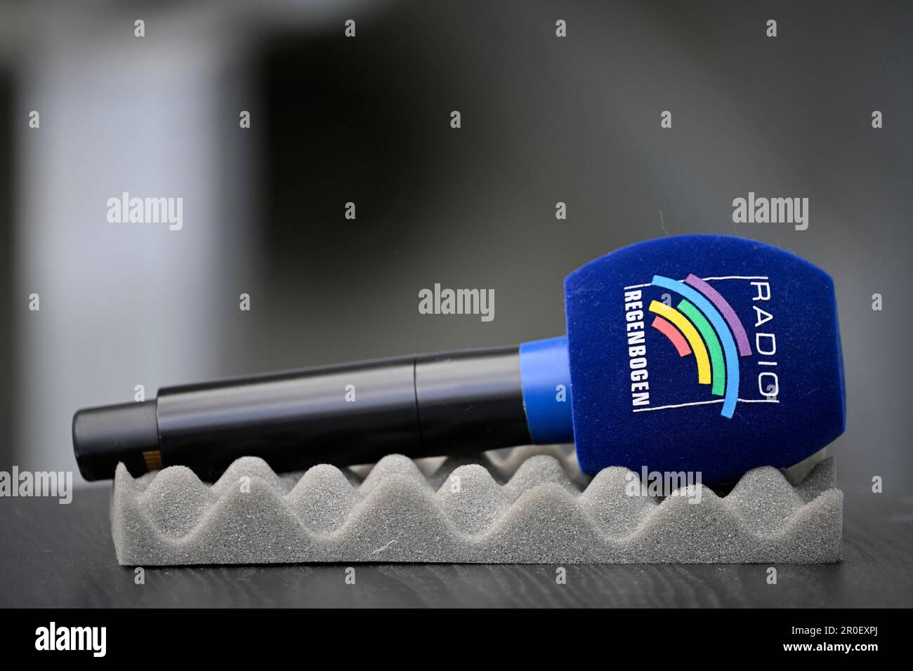 Micro microphone avec logo radio Regenbogen est prêt sur la mousse, PreZero Arena, Sinsheim, Bade-Wurtemberg, Allemagne Banque D'Images