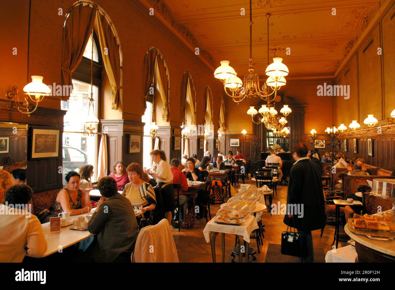 Les gens à l'intérieur du café Sperl, Vienne, Autriche, Europe Banque D'Images