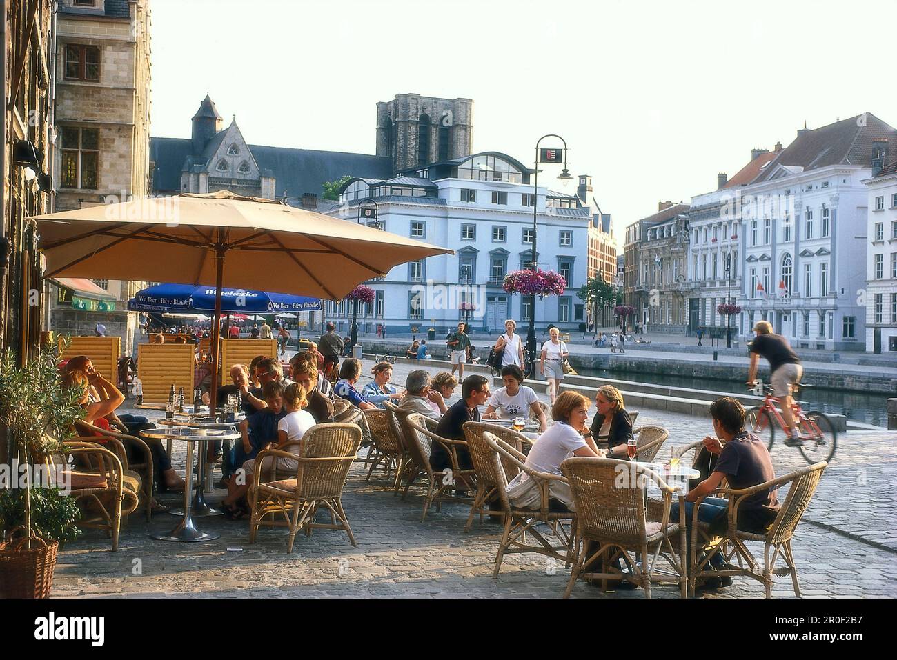 Personnes dans les cafés de rue, Graslei, Gand, Flandre, Belgique, Europe Banque D'Images