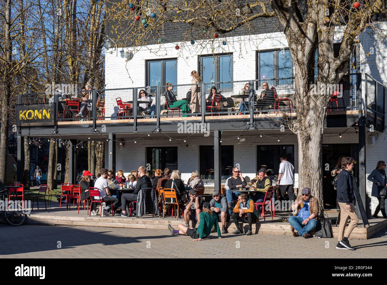 Les personnes qui apprécient les boissons sur la terrasse du bar à bière artisanale Põhja Konn dans le quartier de Telliskivi Loomelinnak, à Tallinn, en Estonie Banque D'Images