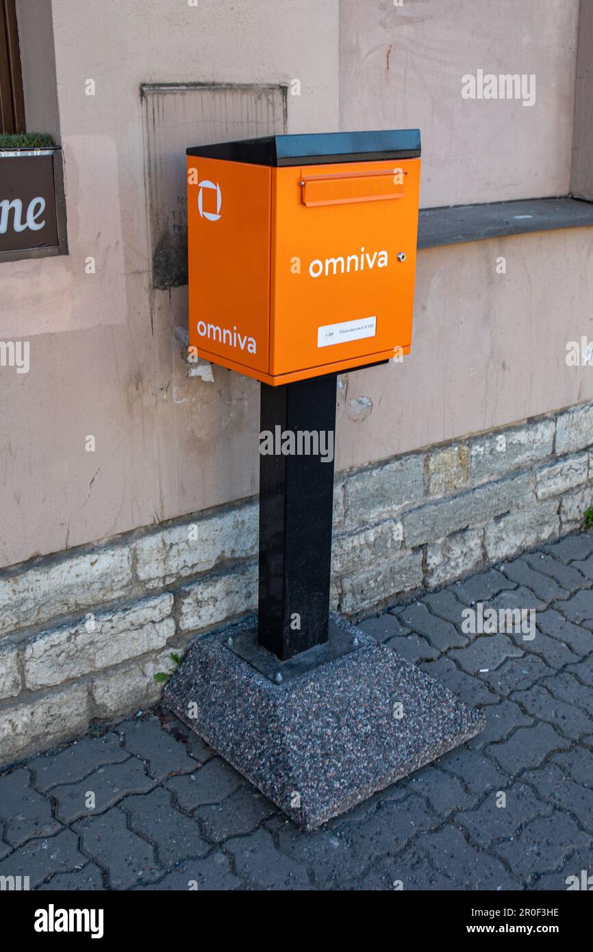Boîte aux lettres d'Omniva, la société de poste estonienne également connue sous le nom d'Eesti Post, à Tallinn, Estonie Banque D'Images