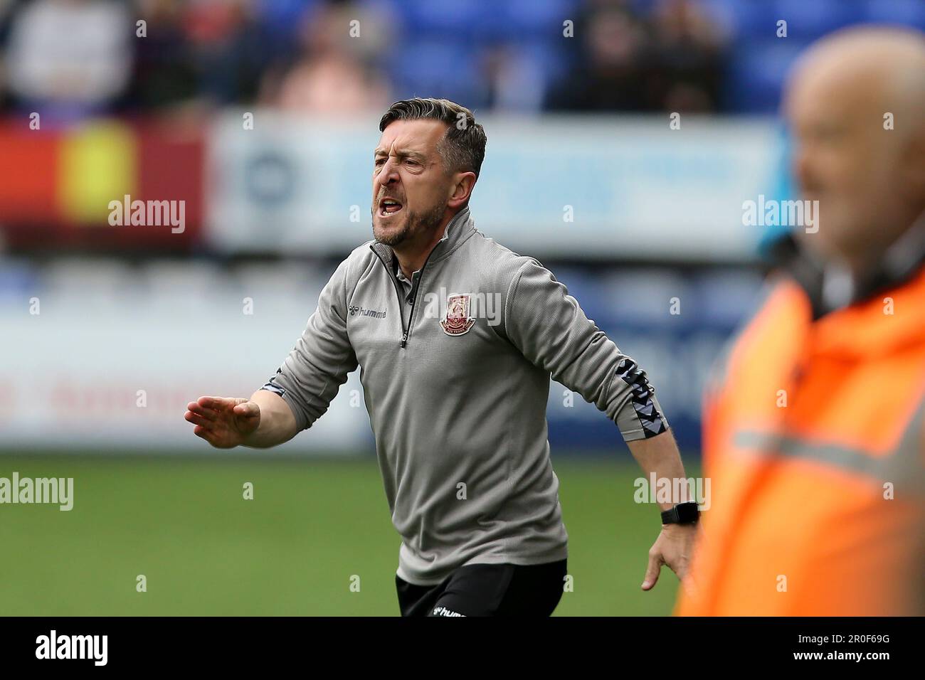 Jon Brady, le directeur de Northampton Town, dit aux fans de ses équipes de sortir du terrain lorsqu'ils ont envahi le terrain avant la fin du match. EFL Skybet deuxième match de football, Tranmere Rovers / Northampton Town à Prenton Park, Birkenhead, Wirral, le lundi 8th mai 2023. Cette image ne peut être utilisée qu'à des fins éditoriales. Utilisation éditoriale uniquement, licence requise pour une utilisation commerciale. Aucune utilisation dans les Paris, les jeux ou les publications d'un seul club/ligue/joueur.pic par Chris Stading/Andrew Orchard sports photographie/Alay Live News Banque D'Images