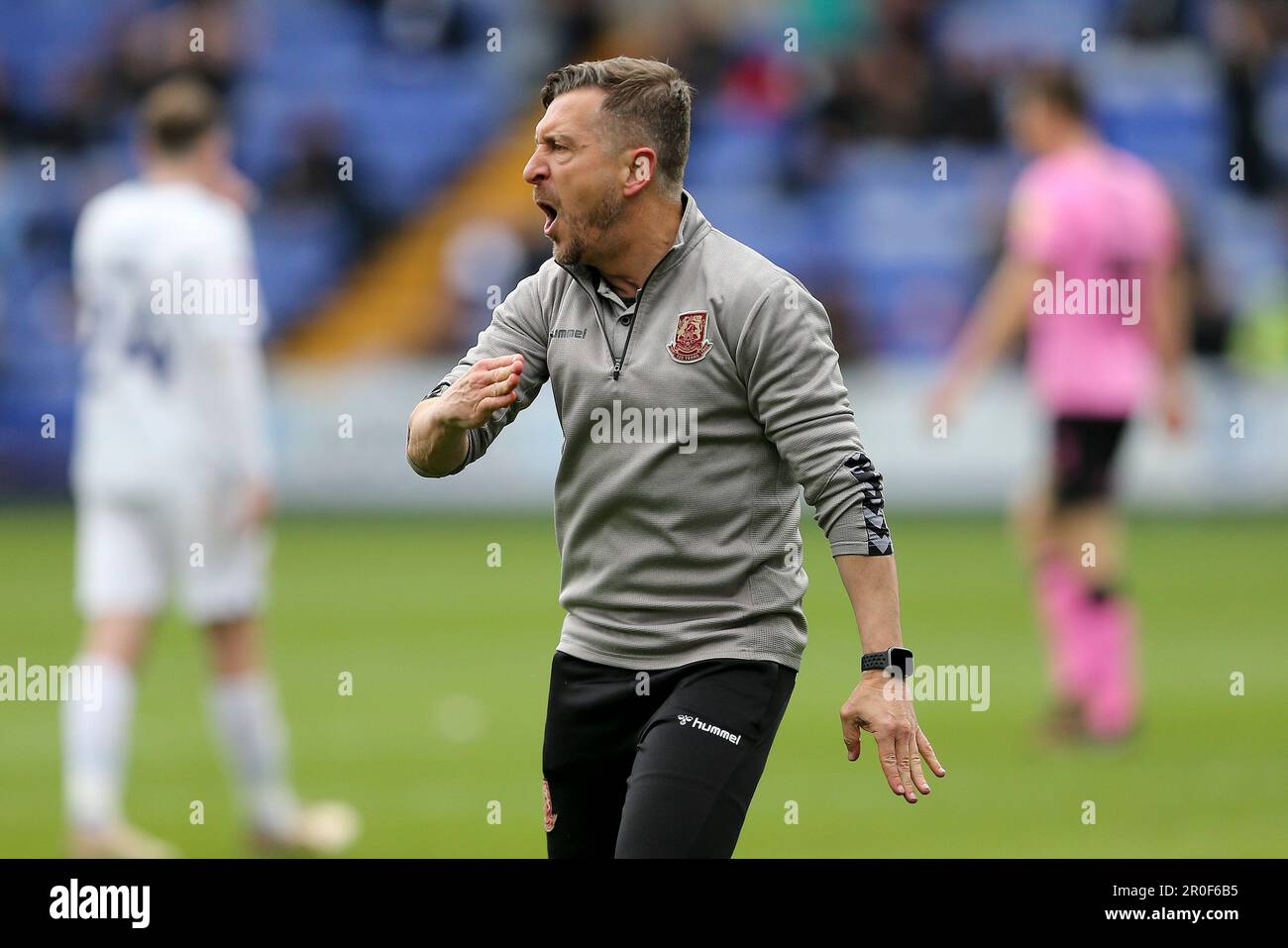 Jon Brady, le directeur de Northampton Town, dit aux fans de ses équipes de sortir du terrain lorsqu'ils ont envahi le terrain avant la fin du match. EFL Skybet deuxième match de football, Tranmere Rovers / Northampton Town à Prenton Park, Birkenhead, Wirral, le lundi 8th mai 2023. Cette image ne peut être utilisée qu'à des fins éditoriales. Utilisation éditoriale uniquement, licence requise pour une utilisation commerciale. Aucune utilisation dans les Paris, les jeux ou les publications d'un seul club/ligue/joueur.pic par Chris Stading/Andrew Orchard sports photographie/Alay Live News Banque D'Images