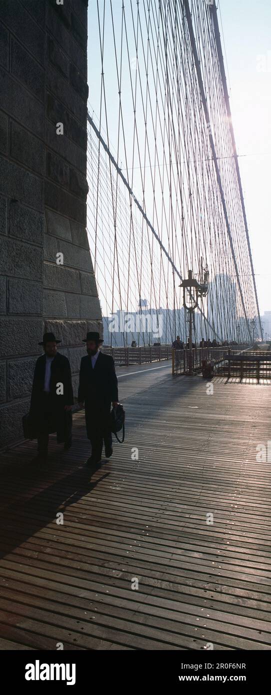 Juifs orthodoxes sur le pont de Brooklyn, New York, États-Unis Banque D'Images
