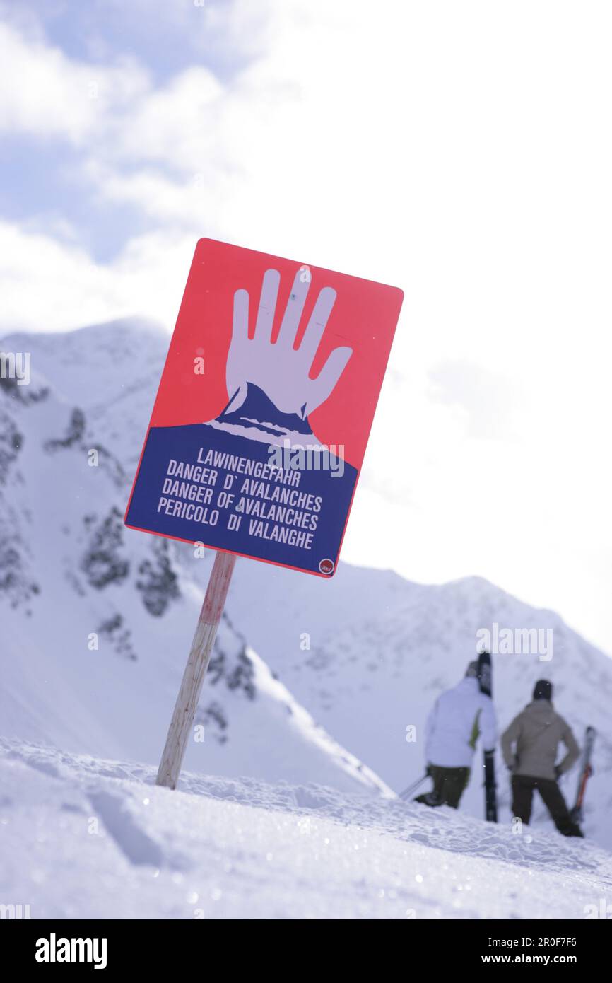 Skieur deux avoir quitté la zone de sécurité de la pente, Kuehtai, Tyrol, Autriche Banque D'Images