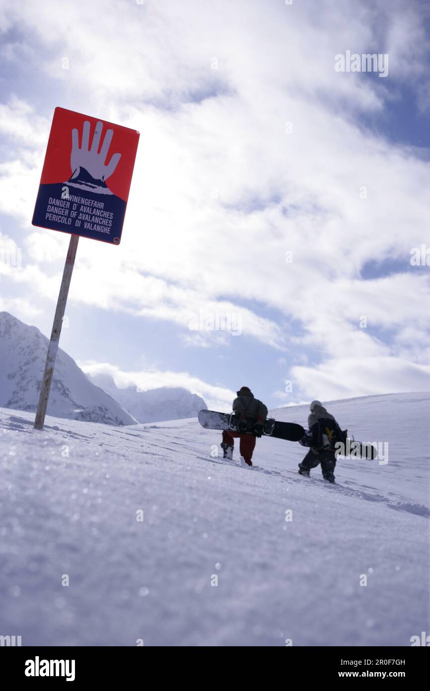 Deux personnes avec les planches à avoir quitté la zone de sécurité de la pente, Kuehtai, Tyrol, Autriche Banque D'Images