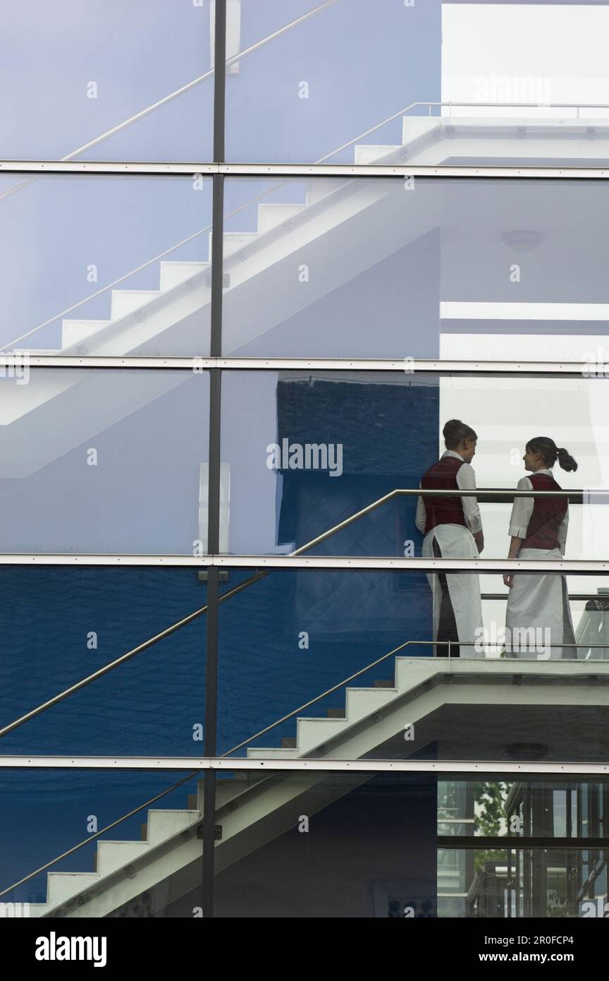 Vue à travers une façade de verre, Ecole de Tourisme, Klessheim, Salzbourg, Autriche Banque D'Images