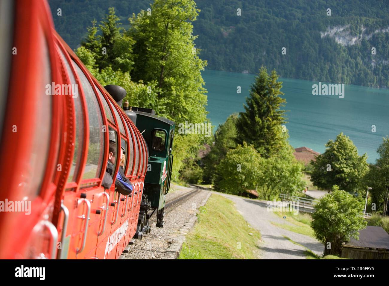 Chemin de fer Brienz Rothorn, le plus ancien chemin de fer à crémaillère de Suisse, qui quitte Brienz, lac de Brienz en arrière-plan, Oberland bernois, canton de Berne, Suisse Banque D'Images